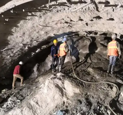 翁牛特隧道拱顶带模注浆料，微膨胀注浆料的特点及施工工艺